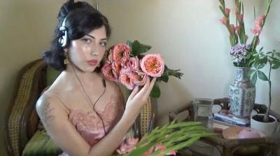 オススメのフェミニストYouTubeチャンネル：本音の対話、金融、自己成長で女性をエンパワーする